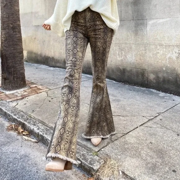 Show Me Your Mumu Women's Snake Print Berkeley Bell Bottoms Women’s Size 26 - Picture 3 of 11